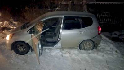 В Новосибирске юноши избили женщину-таксиста и угнали ее машину