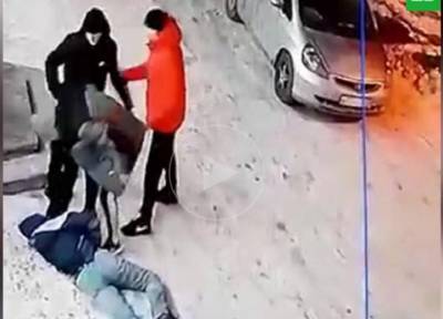 Подростки в Новосибирске жестоко избили девушку-таксистку и угнали ее машину