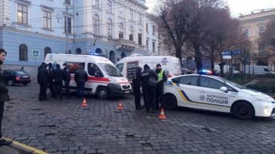 В Черновцах патрульные сбили женщину перед зданием горсовета. ВИДЕО