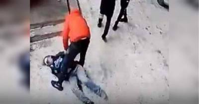 Дикое групповое избиение женщины-таксиста попало на видео