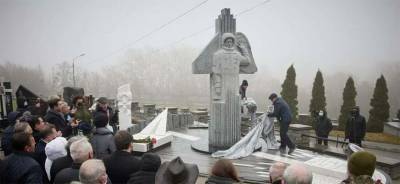 В Сети разгорелся скандал вокруг памятника Каденюку, который открыл Зеленский