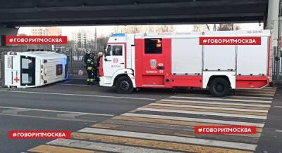 Машина скорой помощи перевернулась на севере Москвы