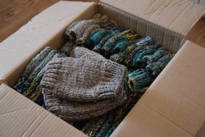 Слепая 62-летняя женщина связала для украинских военных 2100 пар теплых перчаток (ФОТО)