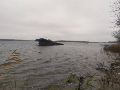 Возле Запорожья в Днепре затонула баржа
