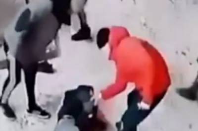 Ногами по голове: в России неадекваты избили женщину-таксиста. ВИДЕО
