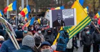 В Молдове тысячи людей протестуют против власти Додона: требуют досрочные парламентские выборы