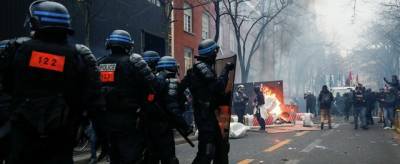 Во Франции 67 полицейских пострадали во время акции протеста