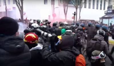 Столицу сотрясает Майдан: десятки тысяч людей заполонили улицы, начались стычки с полицией (видео)