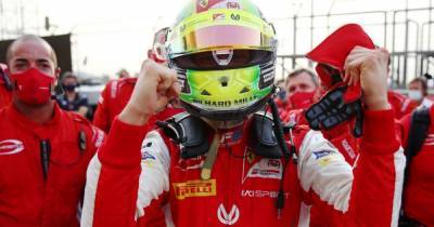 Перед дебютом в "Королевских гонках": сын легендарного Шумахера стал чемпионом "Формулы-2"
