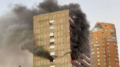 Многоэтажный жилой дом загорелся на севере Москвы