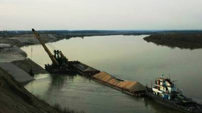 Два человека погибли из-за падения крана в реку в Саратовской области
