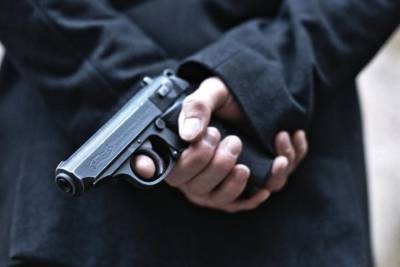 Мужчина выстрелил из машины несколько раз по молодым людям в Тверской области