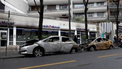 Разбитые витрины и сожжённые автомобили: последствия беспорядков в Париже — видео