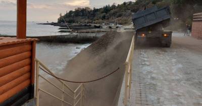 В Крыму пляж на ЮБК засыпали землей из самосвала