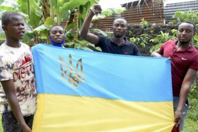 Жители Конго на украинском языке поздравили военных с Днем ВСУ (видео)