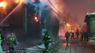 С места пожара жилого дома в Иркутске эвакуировали 15 человек