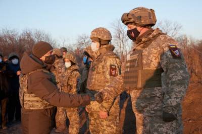 Зеленский встретился с военными на Донбассе и почтил павших героев на символической аллее (фото)