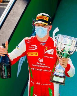 Сын Михаэля Шумахера получил титул чемпиона “Формулы-2”
