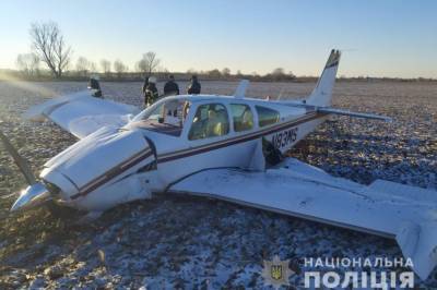 В Киевской области упал легкомоторный самолет, два человека пострадали