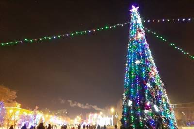 В Саратовской области заработали новогодние ёлки
