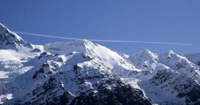 В Альпах идут сильные снегопады: на дорогах происходит хаос, уже сошли несколько лавин