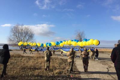 Волонтеры запустили в небо над ОРДО огромный флаг Украины. Фото и видео