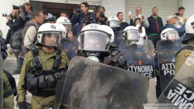 Полиция в Афинах арестовала около 100 участников стихийного митинга
