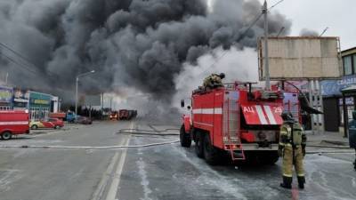 В Ростове локализовали пожар в павильоне с пиротехникой