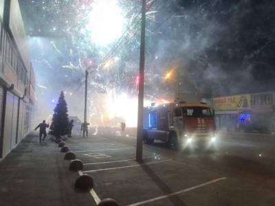 В российском Ростове случился пожар-фейерверк: горел павильон с пиротехникой