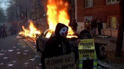 Погромы в Париже: гранаты против горючки