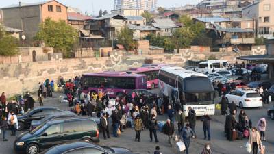 В Карабах проследовали автобусы с беженцами