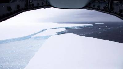 Британские пилоты сняли самый гигантский айсберг в мире (ФОТО)