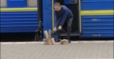 Проводникам "Укрзализныци" приходится рубить дрова для отопления вагонов (фото)