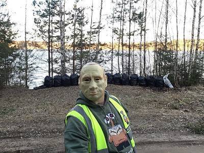 Полезнее президента, круче Человека-паука: костромич в маске Путина сражается за чистую планету