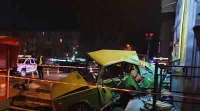 Жуткая авария в Николаеве, водитель влетел в остановку, один человек погиб (ФОТО и ВИДЕО)