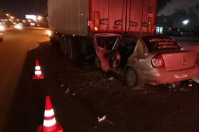 Водитель не выжил: в Новосибирске легковушка врезалась в грузовик