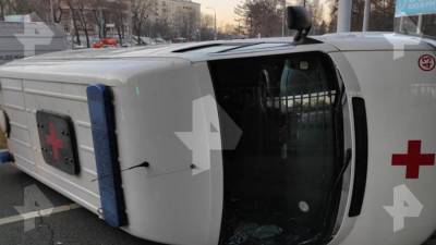 В Сети появилось видео момента ДТП с машиной скорой в Москве