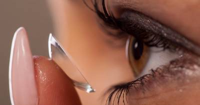 Офтальмолог предупредила о риске "потерять глаз" из-за контактных линз
