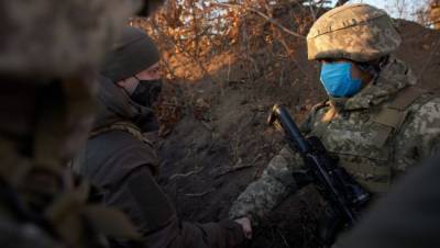 Зеленский поздравил украинских военных в зоне ООС на Донбассе.