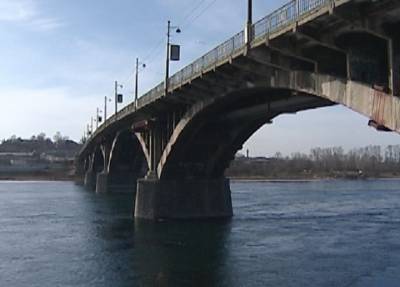 Полкилометра плыла по ледяной Ангаре: в Иркутске спаслась упавшая с моста 13-летняя девочка