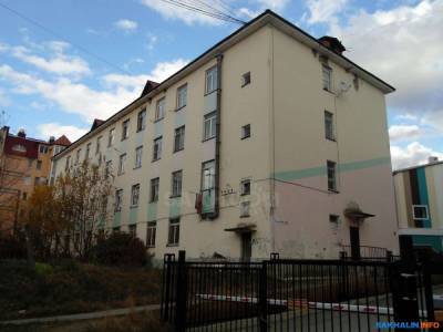 В Южно-Сахалинске до конца 2021 года хотят расселить дом у забора гимназии №3