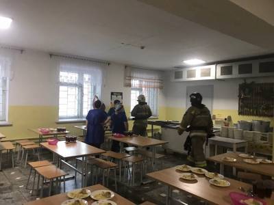 В Копейске почти 650 школьников эвакуировали из-за вспыхнувшего масла в столовой