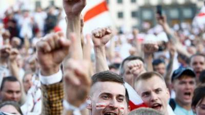 В Беларуси готовят специальный закон, согласно которому будут сажать за бело-красно-белый флаг