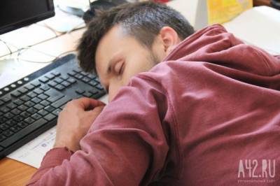 Медики назвали способы избавления от сонливости после обеда