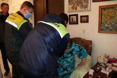 В Кемерове спасатели помогли 82-летней женщине с инфарктом