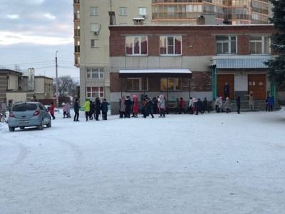 В Челябинской области из школы эвакуировали более 600 учащихся