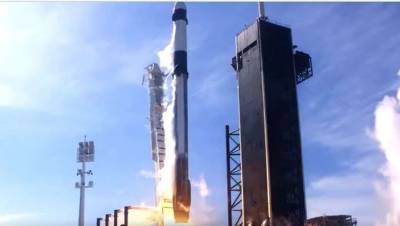 Ракета Falcon 9 с пилотируемым кораблём Dragon стартовала к МКС