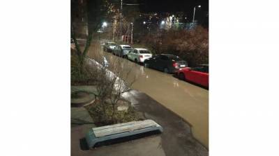 Участок улицы Латышских Стрелков превратился ушёл под воду из-за аварии