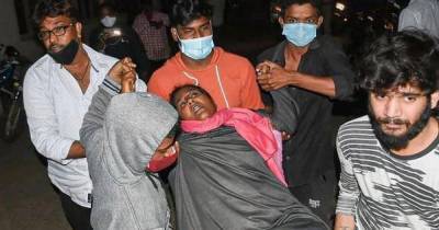 В Индии произошла вспышка неизвестной болезни: несколько сотен госпитализированных