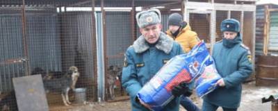 В Рязани пожарные передали собачьему приюту 100 кг корма